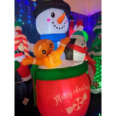 Muñeco de nieve hinchable en taza con pingüino y galleta de jengibre