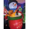 Muñeco de nieve hinchable en taza con pingüino y galleta de jengibre